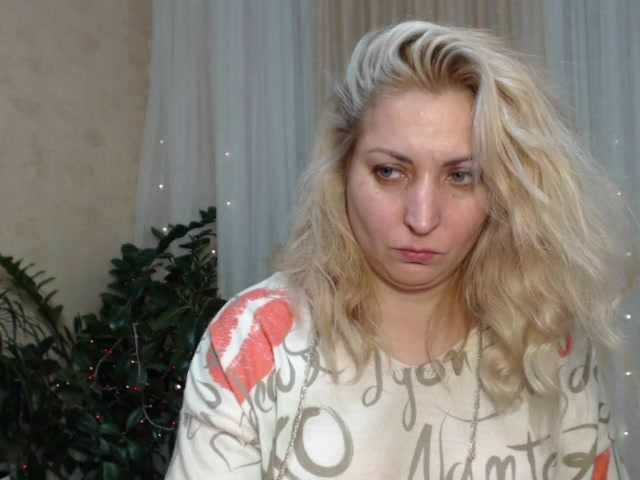 Photos KickaIricka I will add to my friends-20, view camera-25, show chest-40, open pussy -50, open asshole-70, get naked and show my holes-100